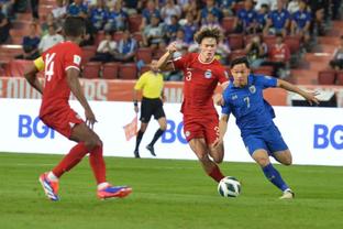 国足抵达新加坡，武磊和张琳芃热情为球迷送上签名